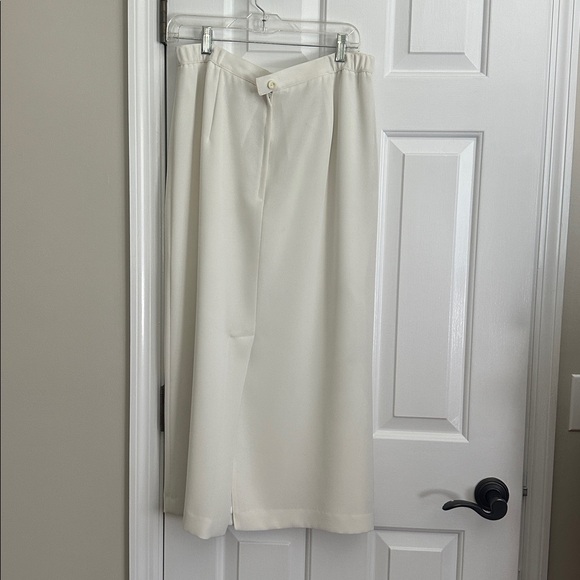 Chic White Maxi Skirt for Women - Picture 3 of 3